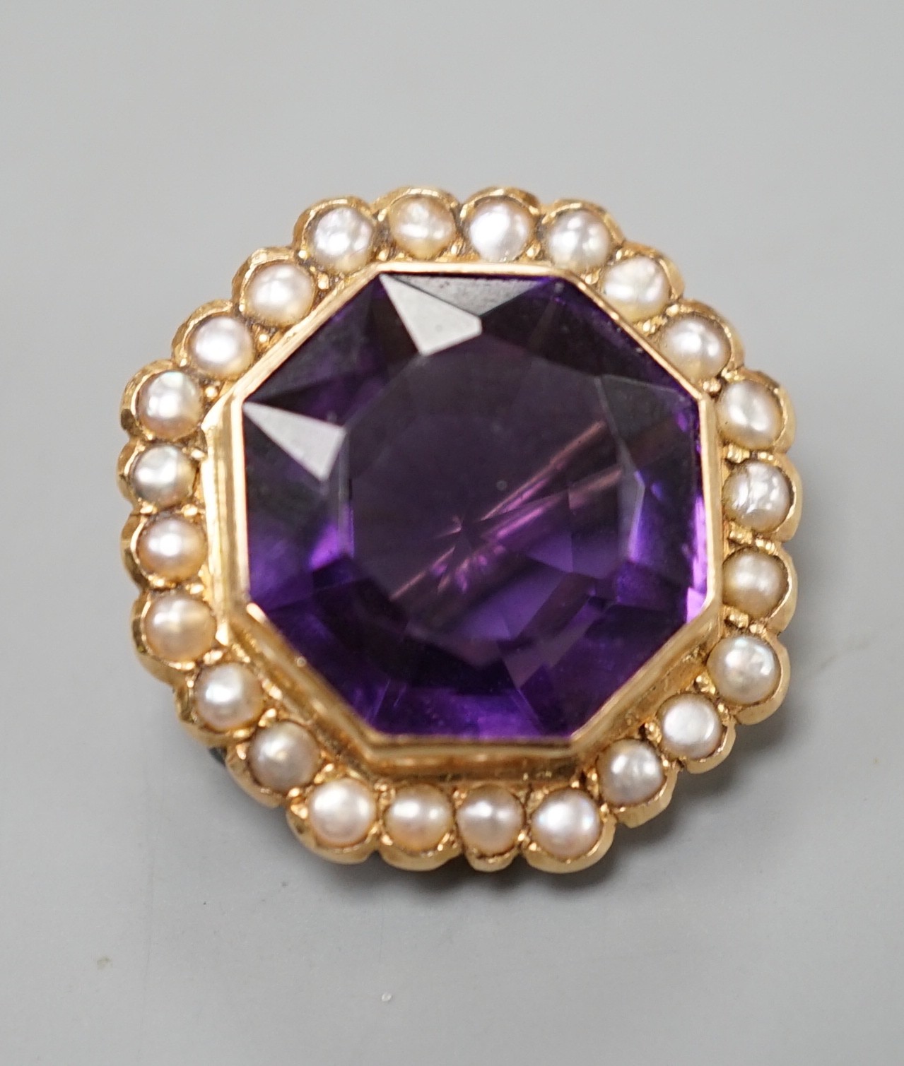 An Edwardian 15ct gold, amethyst and split pearl set hexagonal brooch, 24mm, gross weight 7.7 grams.